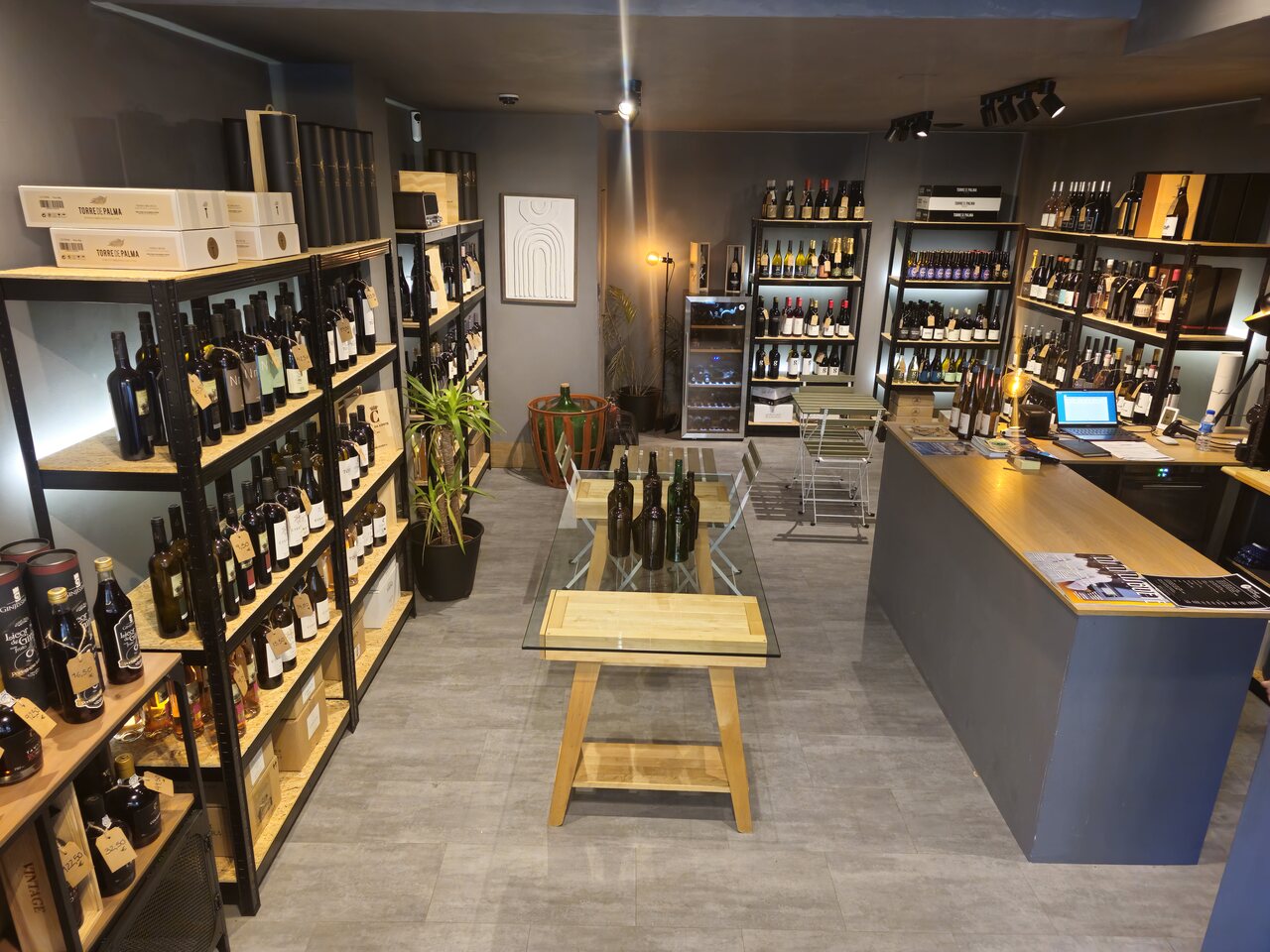 Interior da Winenonymous, com a seleção de vinhos e o espaço de provas